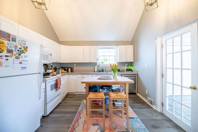 Building Photo - Prime Tremont Location | 2BR with Yard & Parking