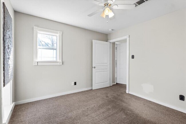 Building Photo - 1005 Center Cir