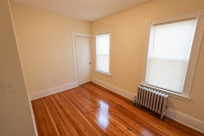 Building Photo - 32 Robinson St