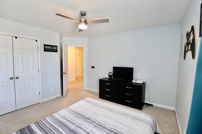 Building Photo - 3260 Matthews Dr