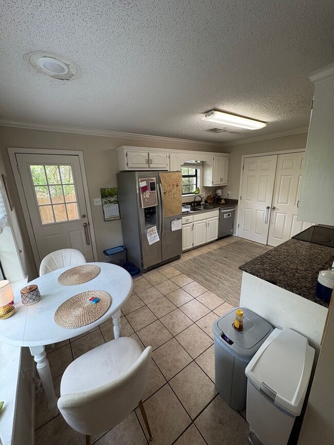 Building Photo - Roommate Needed!!  Walk to the Square! Available NOW...
