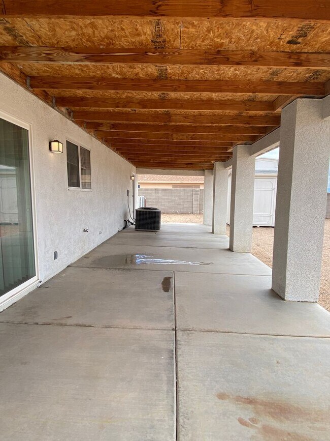 Building Photo - Great 3 Bedroom Home in Golden Valley on Pavement!