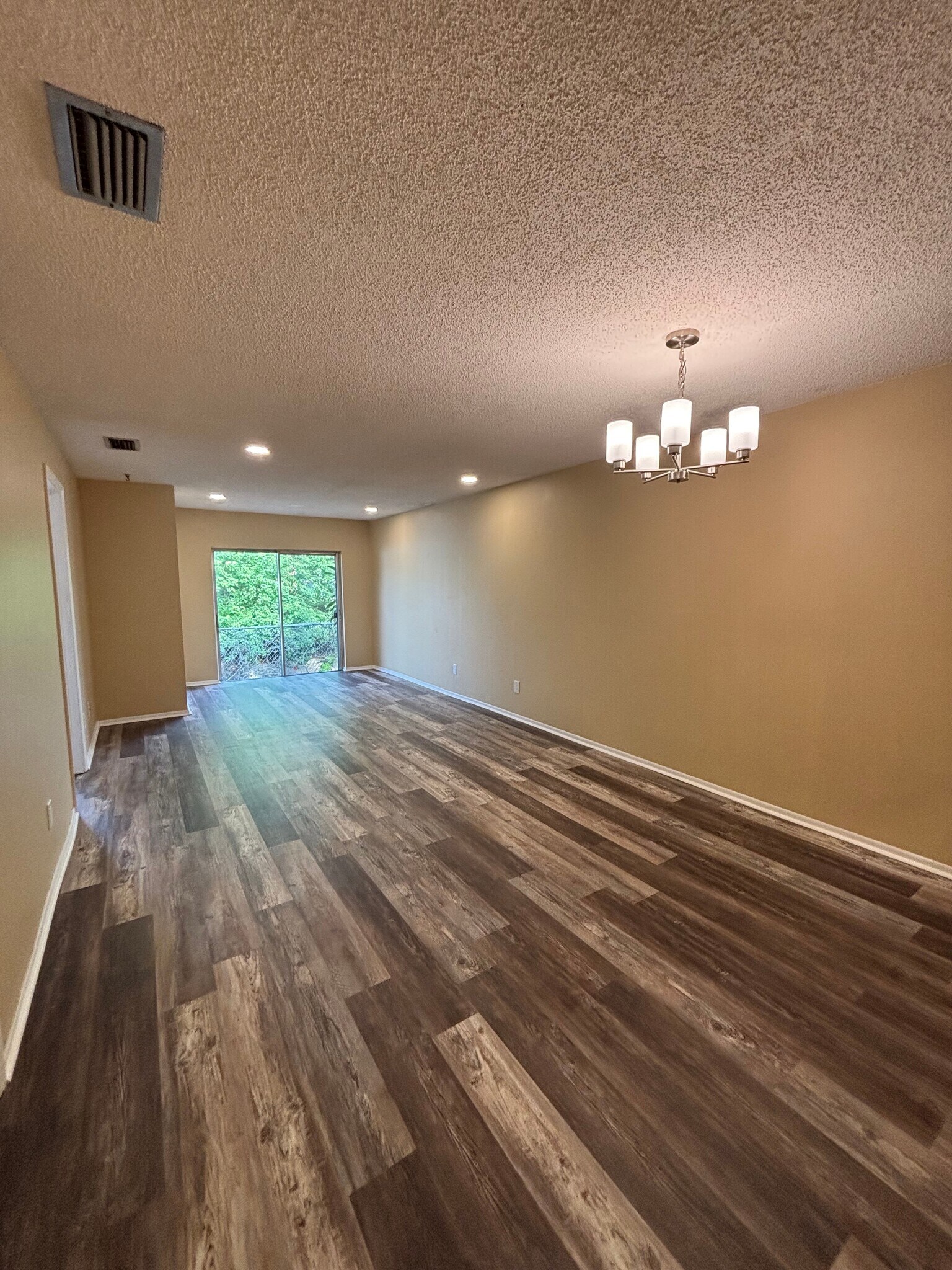 Building Photo - 2 Bed/2 Bath
