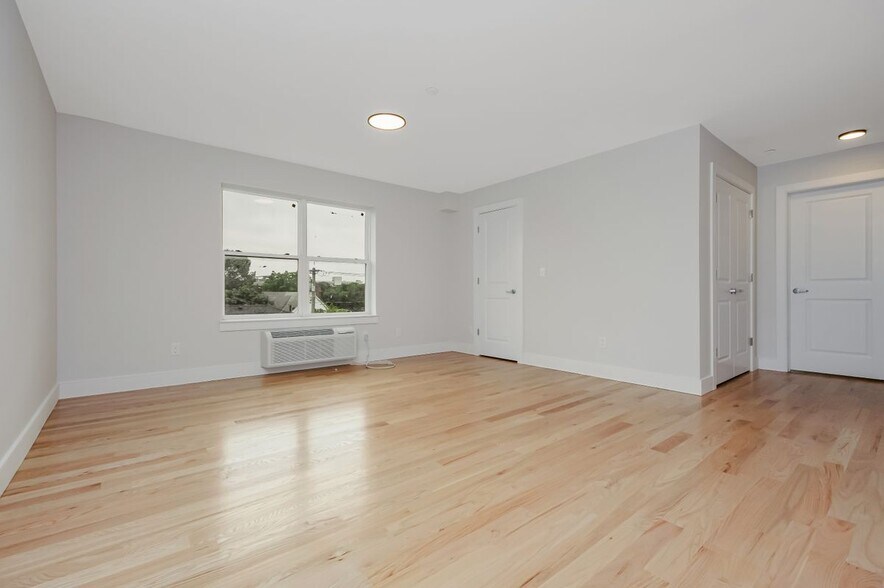 Building Photo - 539 Front St