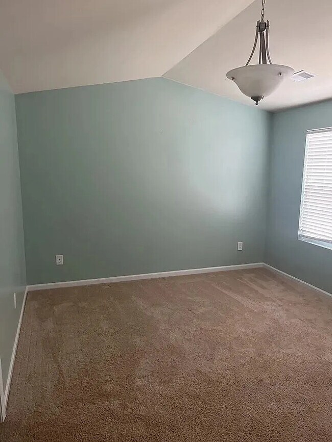 Building Photo - 4 Bedrooms 2.5 Bathrooms