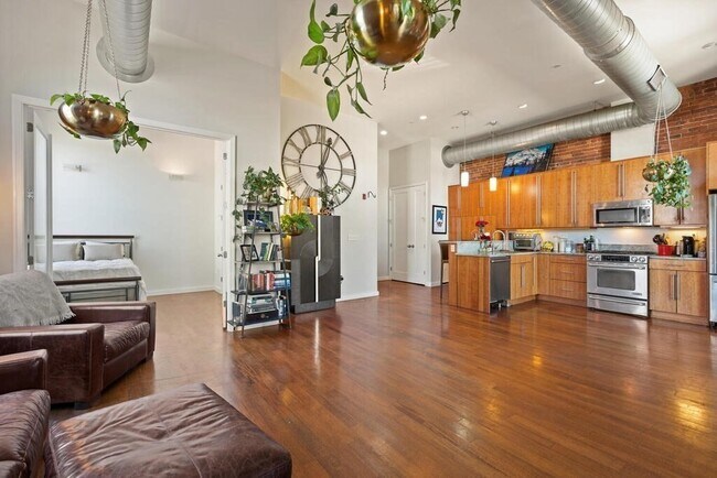 Building Photo - 125 B St