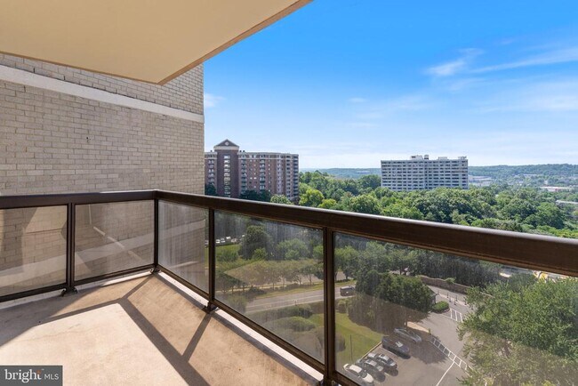 Building Photo - 203 Yoakum Pkwy