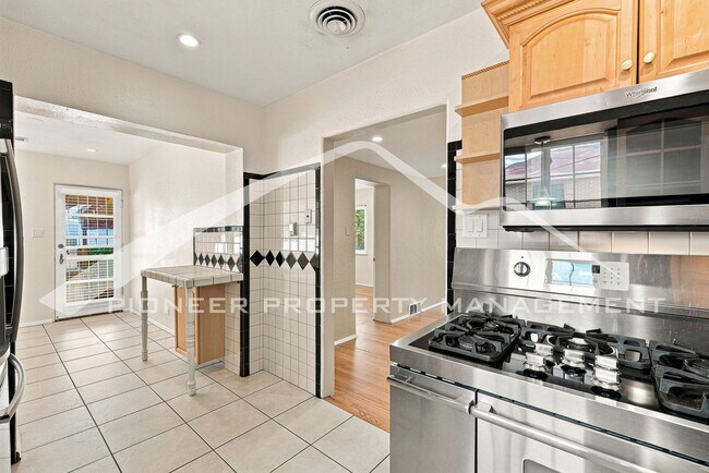 Building Photo - Stunning Home with Washer/Dryer and Gas Grill