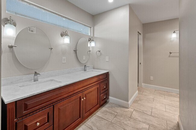 Building Photo - 8464 N 7th Ave