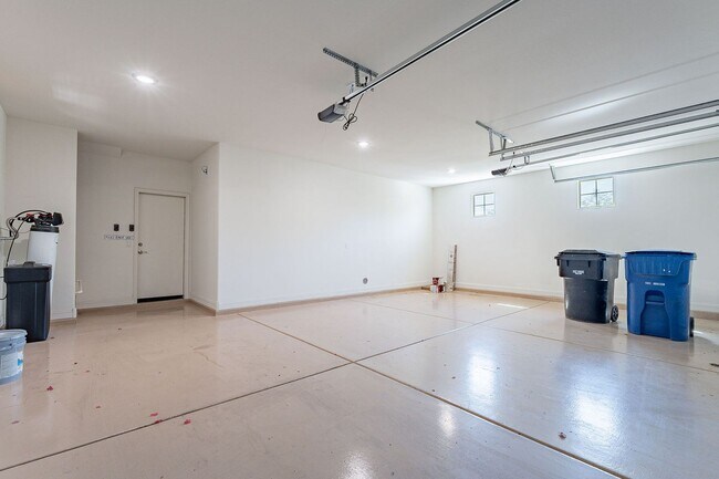 Building Photo - 4 bedroom home for rent