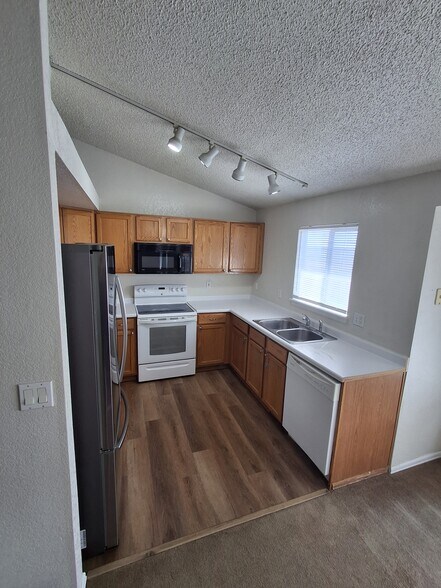 Kitchen - 2431 Cherry Cir
