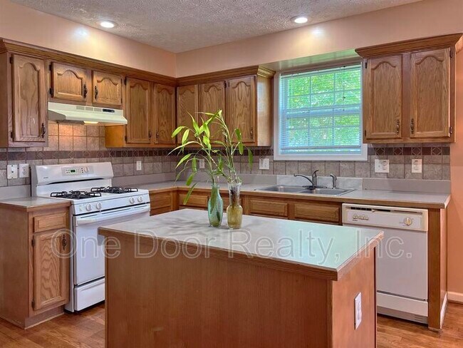 Building Photo - 134 Point O Woods