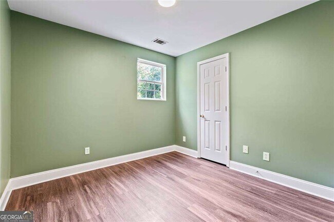 Building Photo - 930 Hall St NW