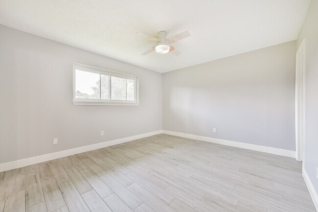 Building Photo - Rare Horse-Ready Property in Manvel