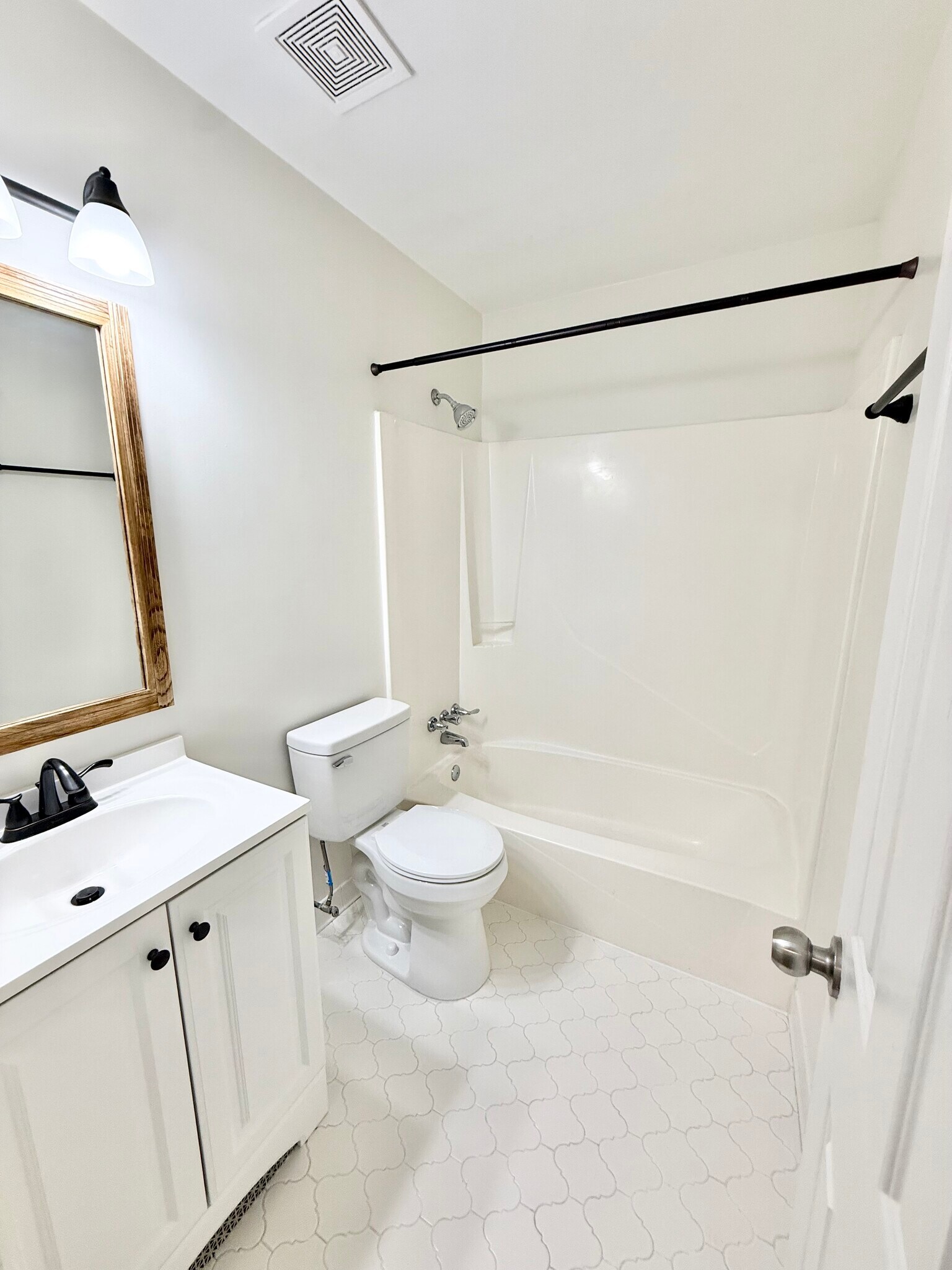 Full Bathroom (2nd Floor) - 274 Fleming Rd