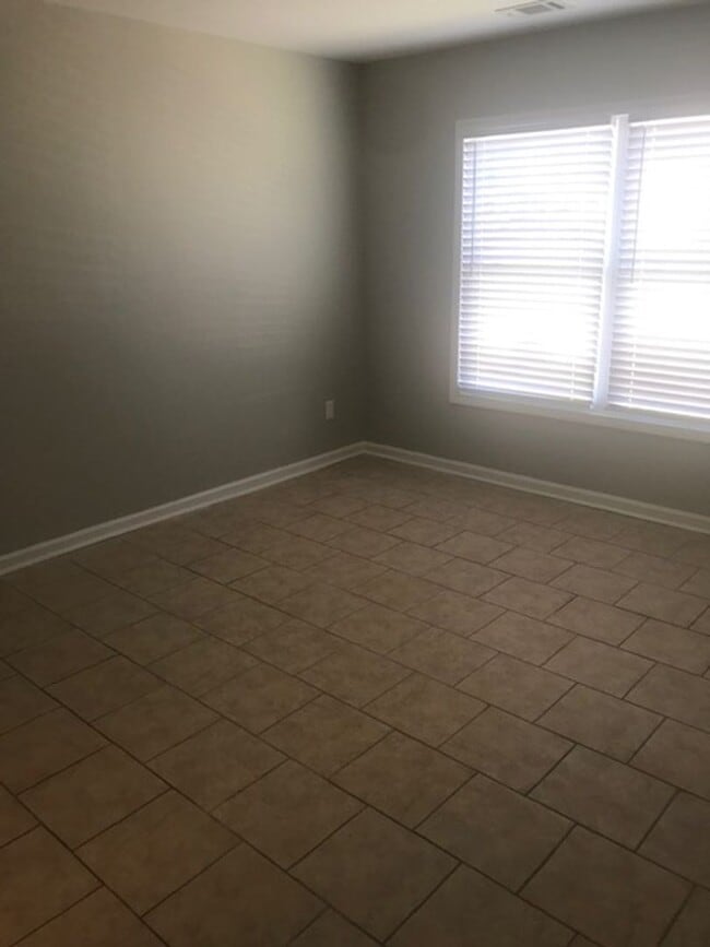 Building Photo - 3 Bedroom End Unit Townhome!