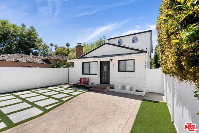 Building Photo - 5541 Fallbrook Ave