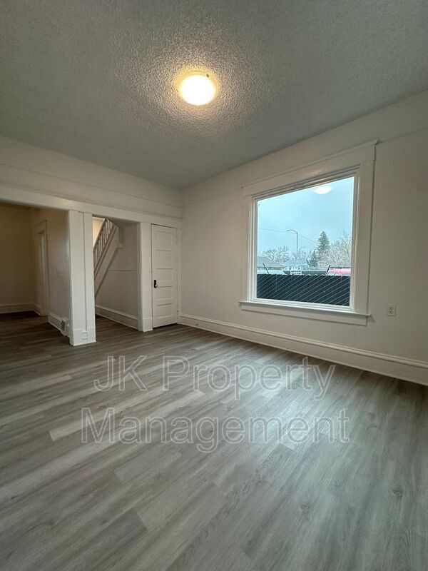 Building Photo - 604 2nd Ave S