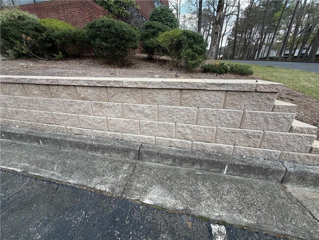 Building Photo - 3336 Camelot Dr NE