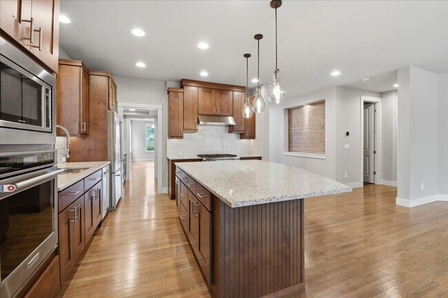 Building Photo - 4bd/4.5ba Sammamish Home