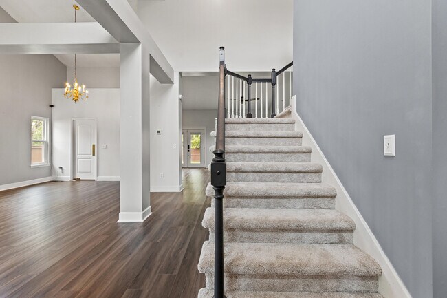 Building Photo - 800 Palomino Ln