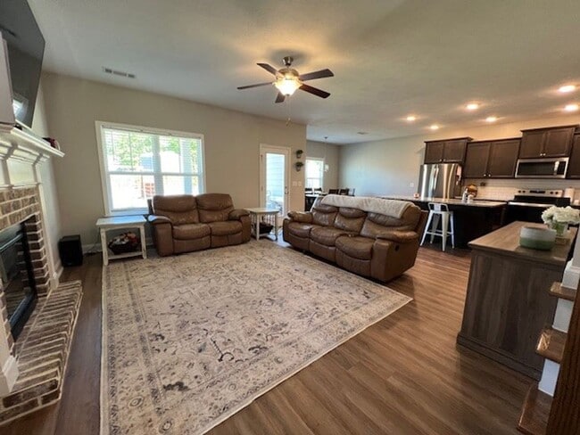 Building Photo - 4 Bedroom, 2.5 Bath Right off Exit 175