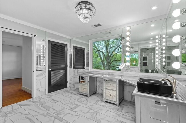 Building Photo - Unique, Charming and Spacious Fayetteville Home!