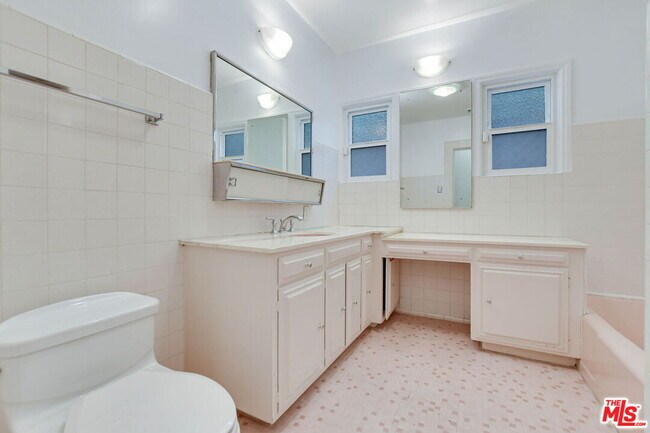 Building Photo - 344 S Swall Dr