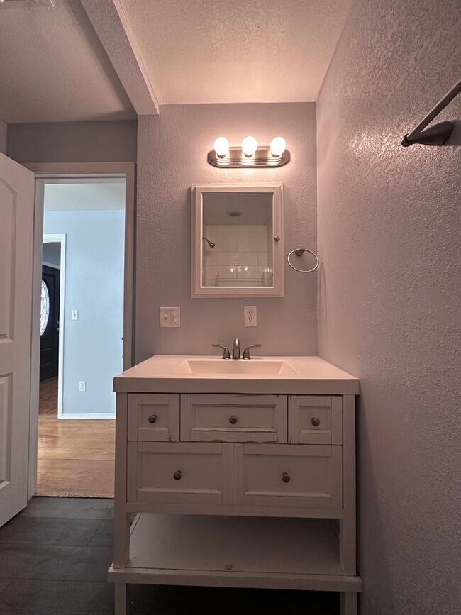 Building Photo - Large Canyon Home