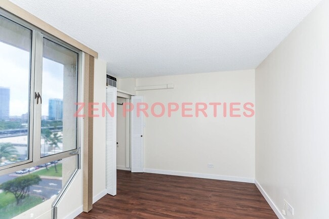 Building Photo - 2 bedroom, 2 bath & 1 parking for rent at Royal Court