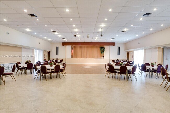 Building Photo - 1010 Country Club Dr