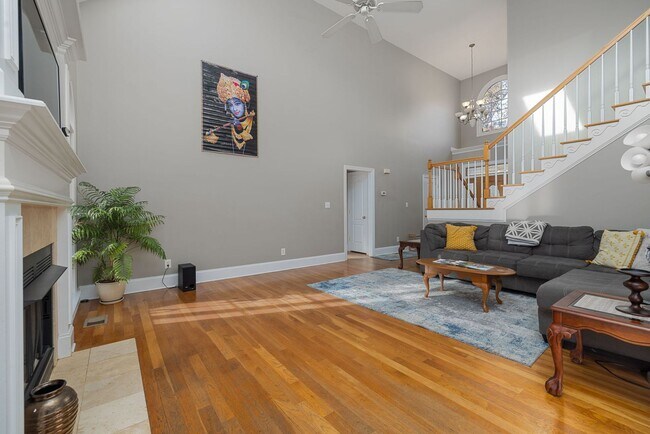 Building Photo - 4 Bed | 2.5 Bath House with Garage