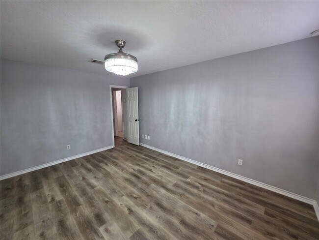 Building Photo - 16806 Sandypine Cir