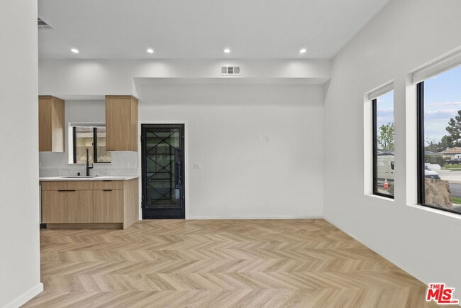 Building Photo - 10006 Odessa Ave