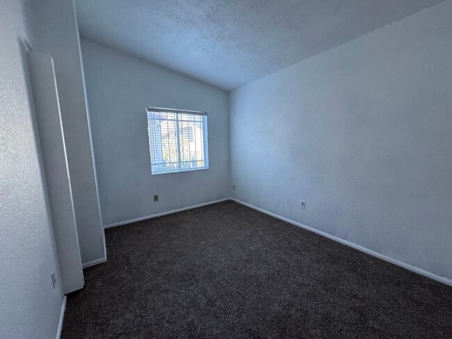 Building Photo - Bright & Spacious 2 Bedroom Condo with Vaulted Ceilings in Phoenix