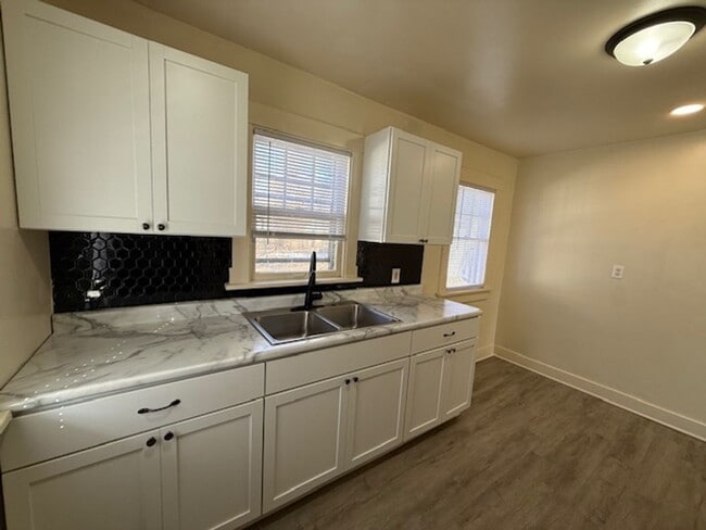 Building Photo - Bungalow Near Lake Decatur