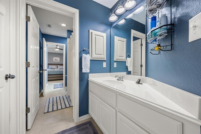 Building Photo - 128 Las Colinas Dr
