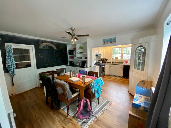 Building Photo - 79 Smith St