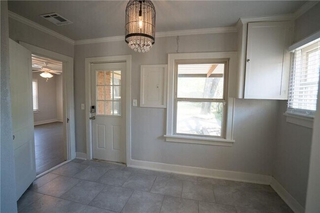 Building Photo - Home in Crestwood + Near Plaza + 3 bedrooms + 2 bathrooms