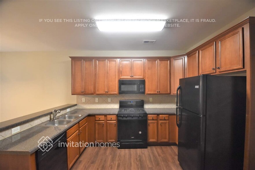 Building Photo - 490 Roland Manor Dr