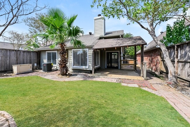 Building Photo - 11811 Meadowchase Dr