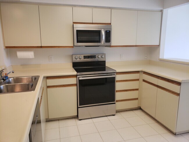 Building Photo - 136 Desert Falls Dr E