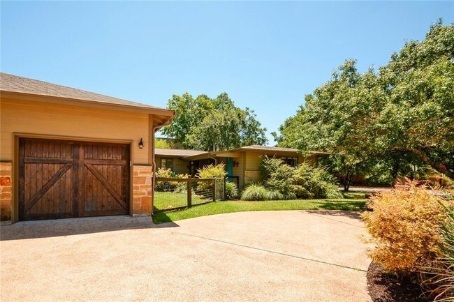 Building Photo - 5001 Fairview Dr