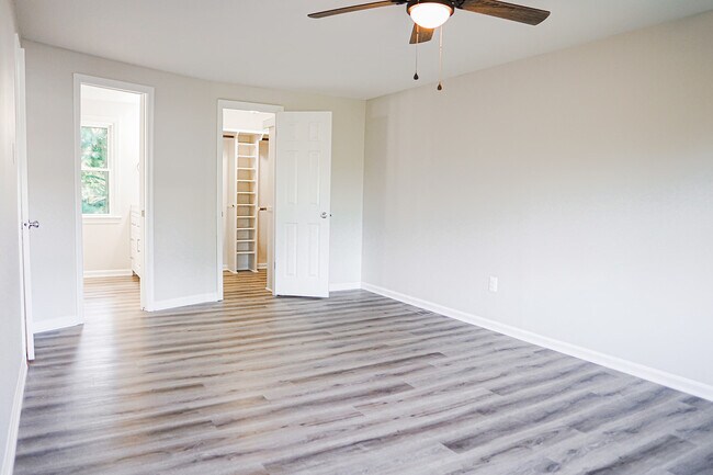 Building Photo - 12701 Carlsbad Ct
