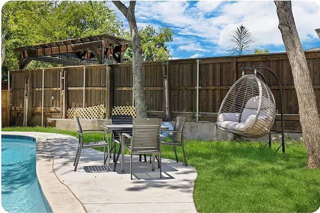 Building Photo - 9690 Fallbrook Dr