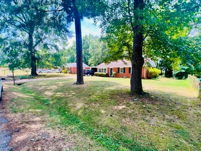 Building Photo - Beautifully Updated 3bdrm/1bth Ranch Style Home Located in the Glen Lea Area!