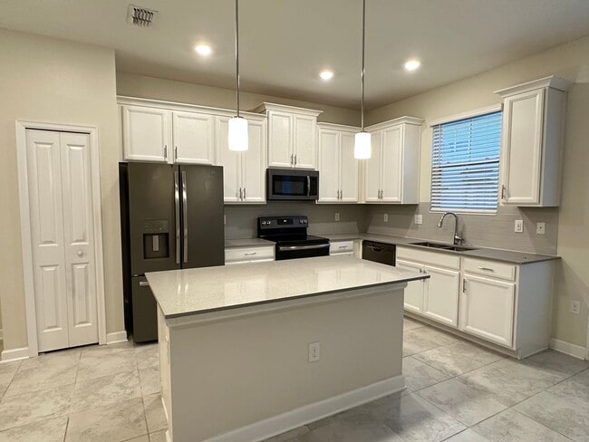 Building Photo - 4 Bed 3.5 Bath Townhouse for rent in Storey Lake