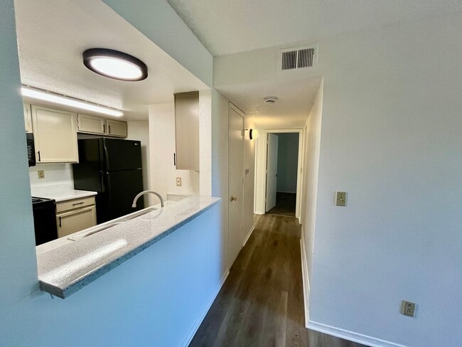 Building Photo - 2 bed 1 bath on 2nd floor in unit washer/d...
