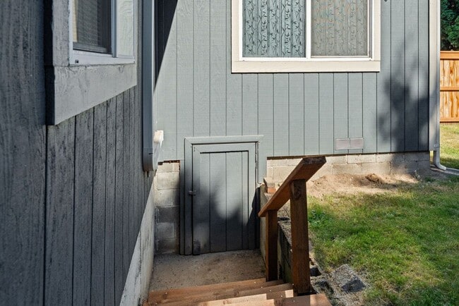 Building Photo - Kennydale Rambler with parking- Close to Lake Washington