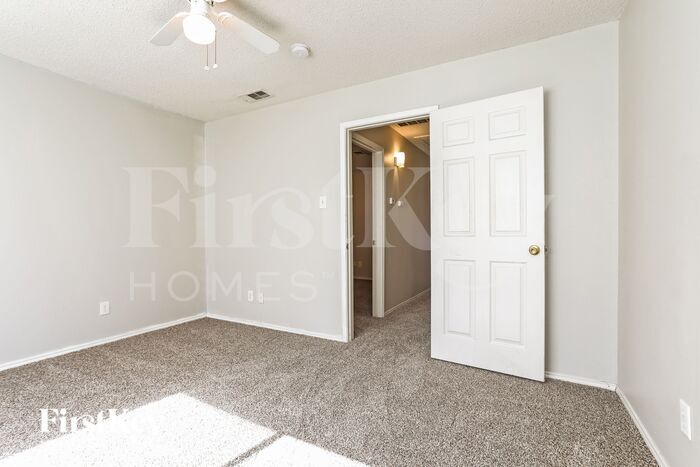 Building Photo - 5704 Creekhollow Dr